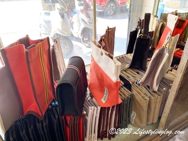 台南の永盛帆布のショーケースのなかにあるキャンバスバッグ