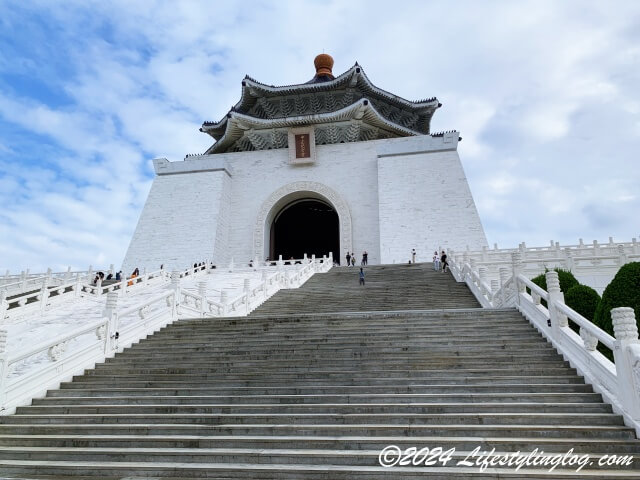台北の中正紀念堂の銅像ホールに続く階段