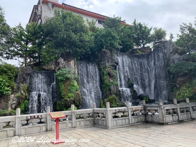 龍山寺のなかにある滝