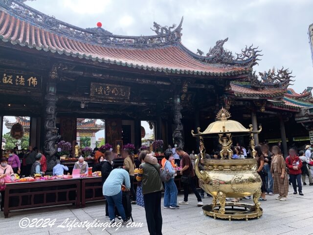 仏教、儒教、道教が融合した台湾の龍山寺