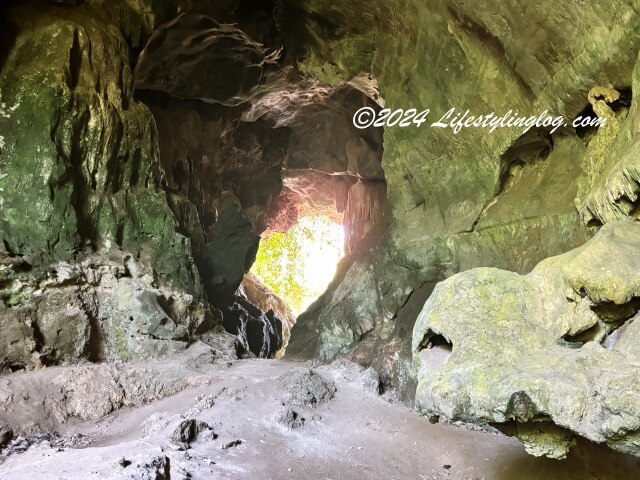 ハート型に見えるレンゴン渓谷にあル洞窟