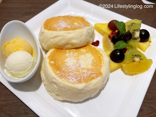 武蔵野森珈琲の季節のフルーツのスフレパンケーキ