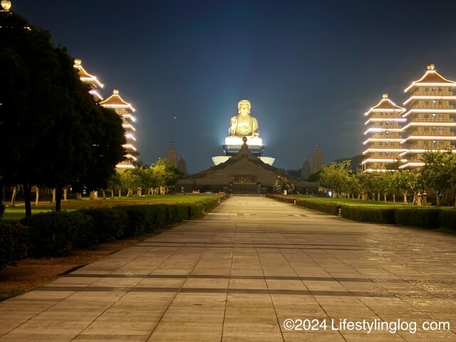 夜の佛陀紀念館の大仏像