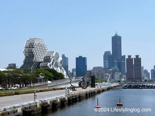 高雄大港橋（グレートハーバーブリッジ）から見える高雄流行音楽中心や高雄85ビル