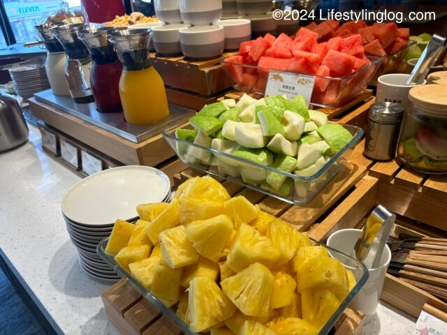 高雄のJOHOホテルの朝食で提供されるフルーツ