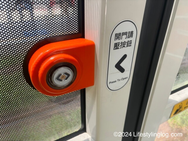 高雄ライトレールの車両ドアを開けるボタン