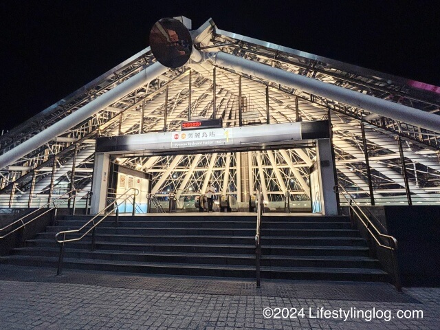 高松伸さんが設計した美麗島駅の地上出口