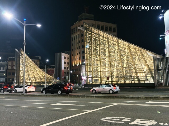 夜の美麗島駅