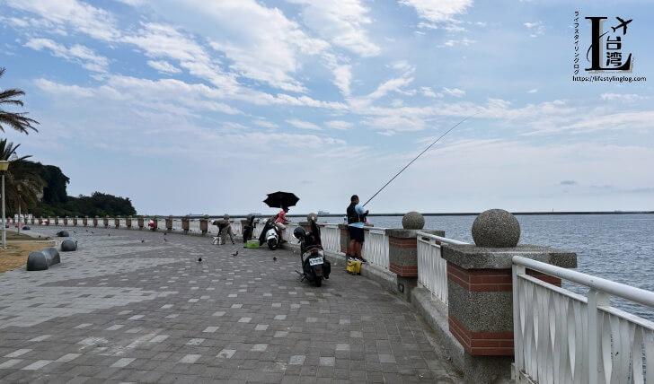 西子湾で釣りを楽しむ人々