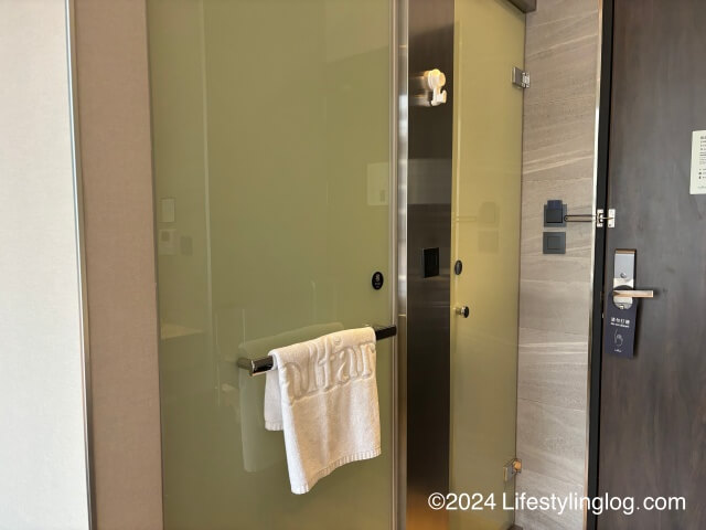 alfar Hotelの客室にあるシャワーブースとお手洗いスペース