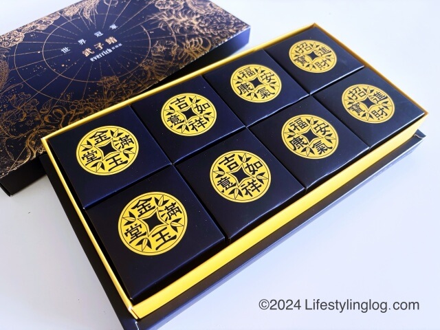 古い貨幣をイメージしてデザインされた黑金土鳳梨酥の小箱