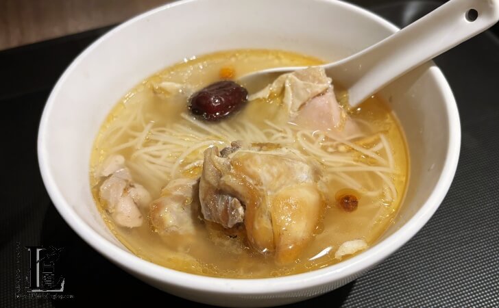 桃園国際空港ターミナル1にあるプラザプレミアムラウンジの麻油雞麵線