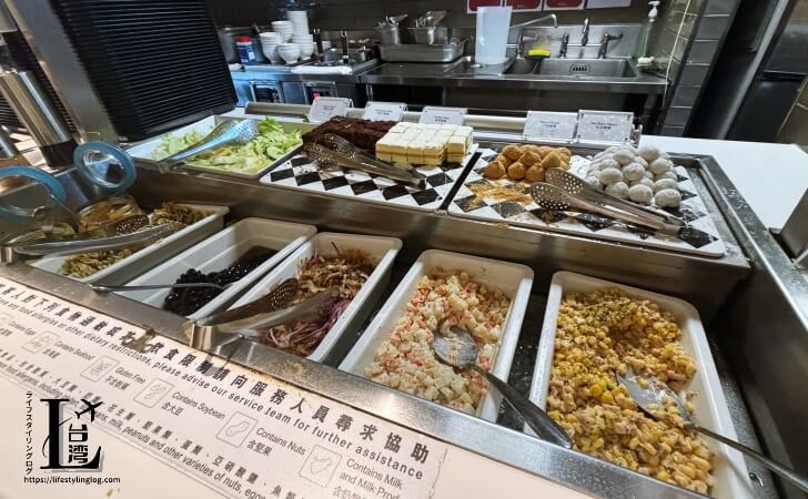 桃園国際空港ターミナル1にあるプラザプレミアムラウンジのビュッフェ式の食事