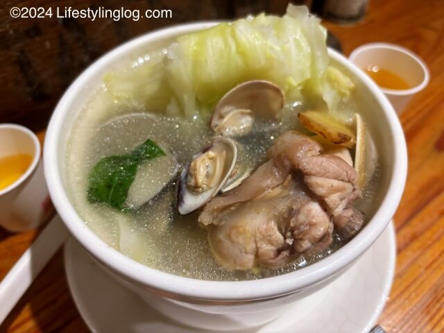 台湾バジルが味のアクセントになっている双月食品社の蛤蜊燉雞腿湯