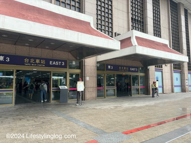 台北駅の東3門
