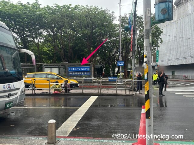 台北駅の東3門近くにあるタクシースタンド
