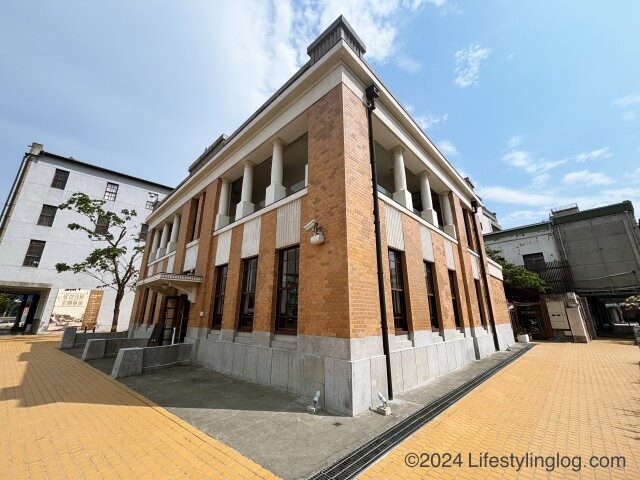 高雄にある新浜・駅前の外観（旧三和銀行高雄支店）