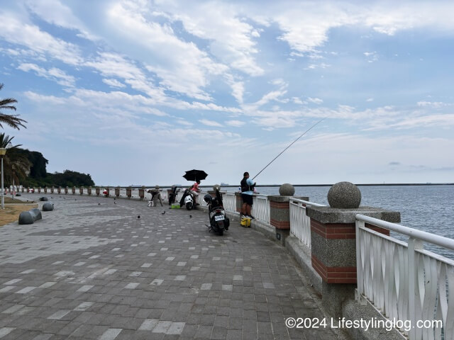 国立中山大学のそばの西子湾で釣りをする人々