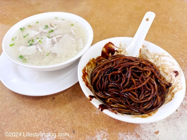 コタキナバルにある金興利（Kim Hing Lee）の生肉麺