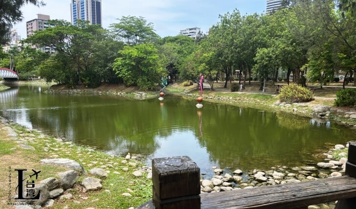 高雄の中央公園にある池