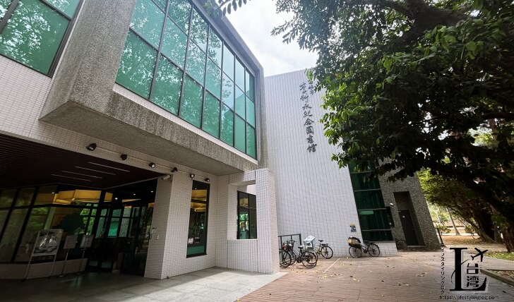 中央公園内にある図書館や文学館