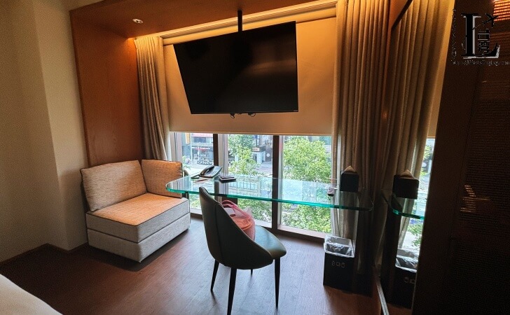 Humble Boutique Hotel(ハンブルブティックホテル)のデスクとソファ