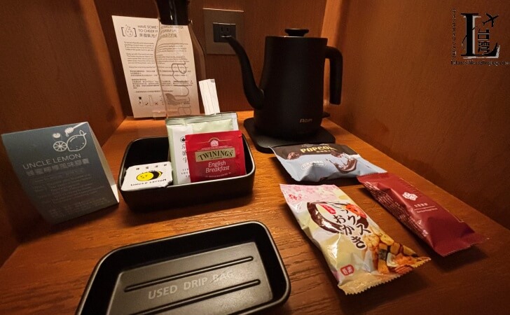 Humble Boutique Hotel(ハンブルブティックホテル)の客室にある飲み物とお菓子