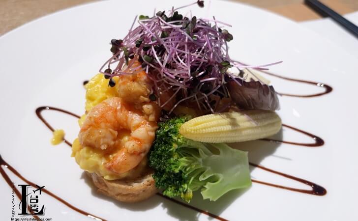 Humble Boutique Hotel(ハンブルブティックホテル)の朝食で提供されるシュリンプ&スクランブルエッグ