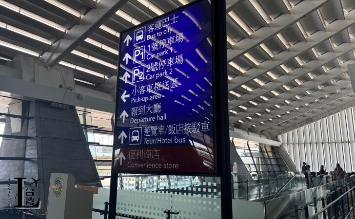 台湾桃園国際空港にあるバスや駐車場の表示