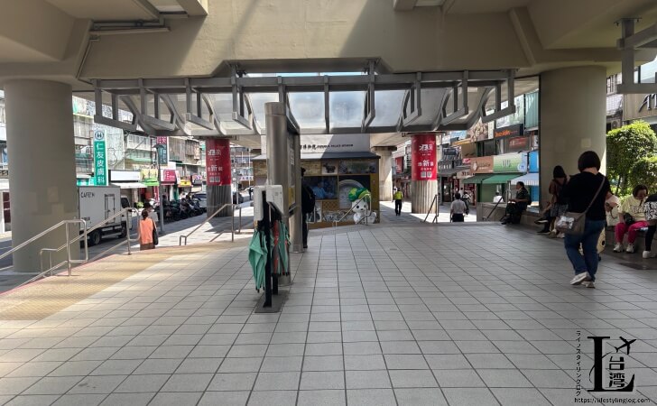 MRT士林駅1番出口前に広がる風景