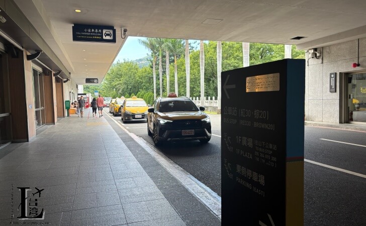 国立故宮博物院の前で待機しているタクシー