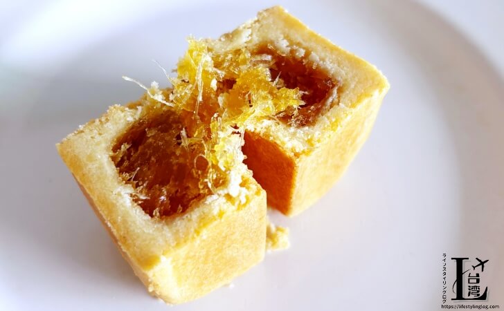 半分にカットした上信饌玉（Shang Shin Select）のパイナップルケーキ