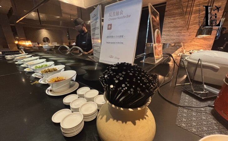 桃園国際空港ターミナル1のチャイナエアラインラウンジの麺類やご飯ものコーナー