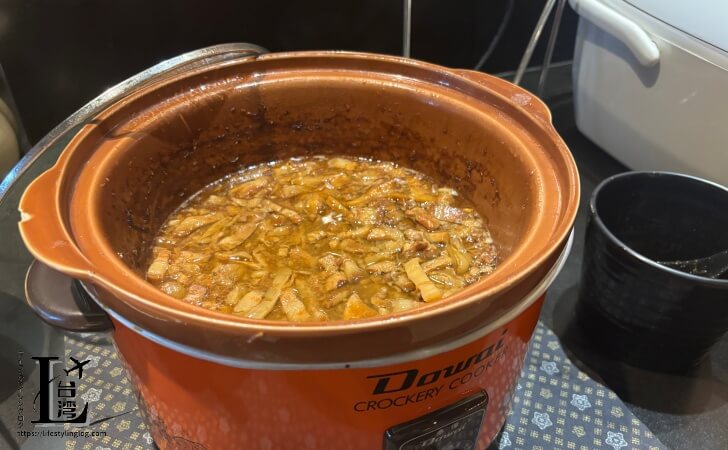 桃園国際空港ターミナル1のチャイナエアラインラウンジで提供されている控肉飯のタレ