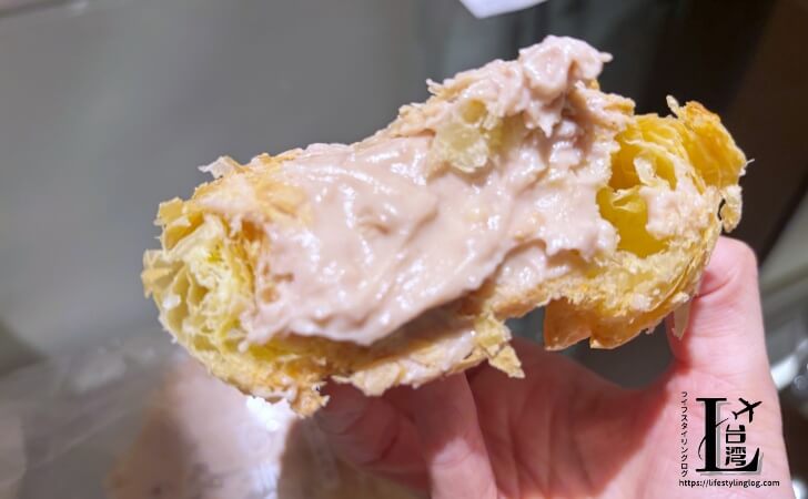 たっぷりのタロイモペーストが入った食芋堂のタロイモパイ(芋頭泡芙)