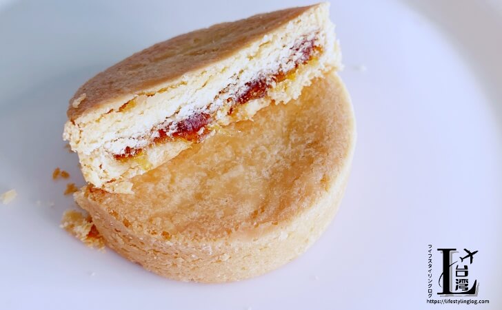 半分にカットした深縁及水のパイナップルケーキ