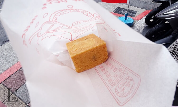 オーブンから取り出したばかりの福田一方鳳梨酥のパイナップルケーキ