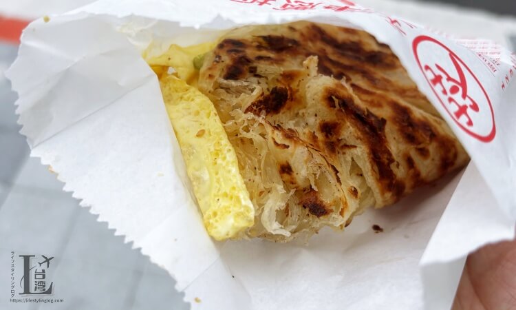 天津蔥抓餅で購入した卵入りの蔥抓餅