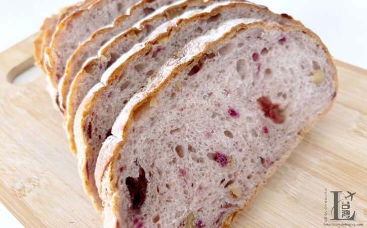 スライスした陳耀訓·面包埠 YOSHI BAKERYの莓香絮語