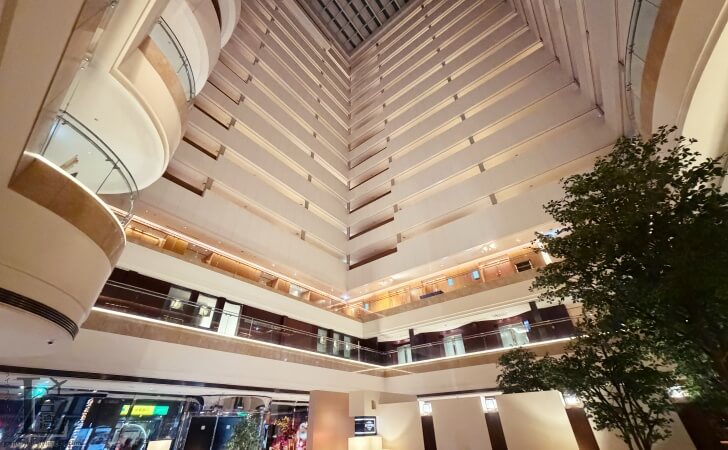 吹き抜けになっているホテルメトロポリタンプレミア台北のロビー