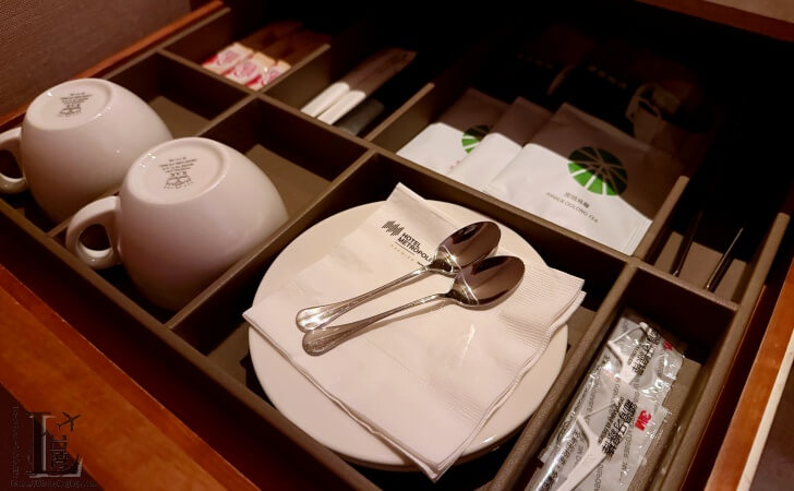 ホテルメトロポリタンプレミア台北の客室にあるコーヒーやお茶
