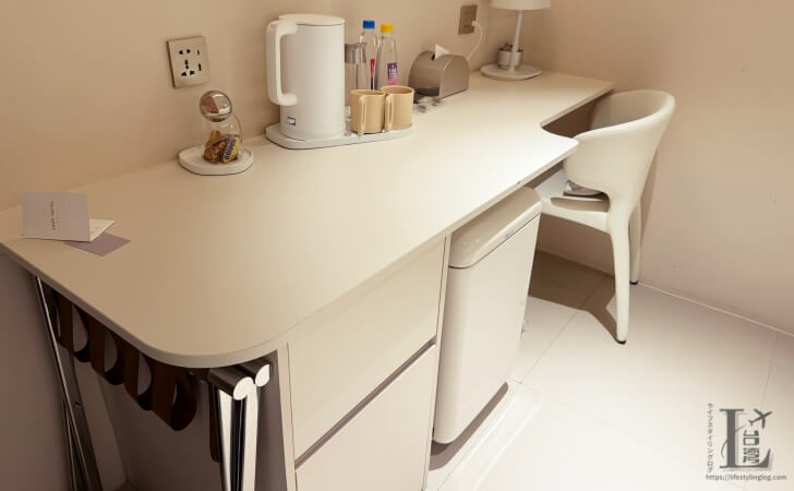 LORE HOTEL(楽爾公寓)の客室にあるテーブル