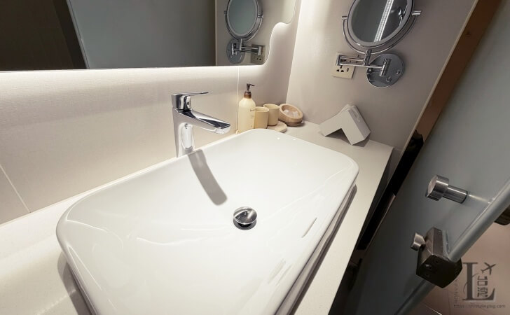 LORE HOTEL(楽爾公寓)のバスルームにあるシンク