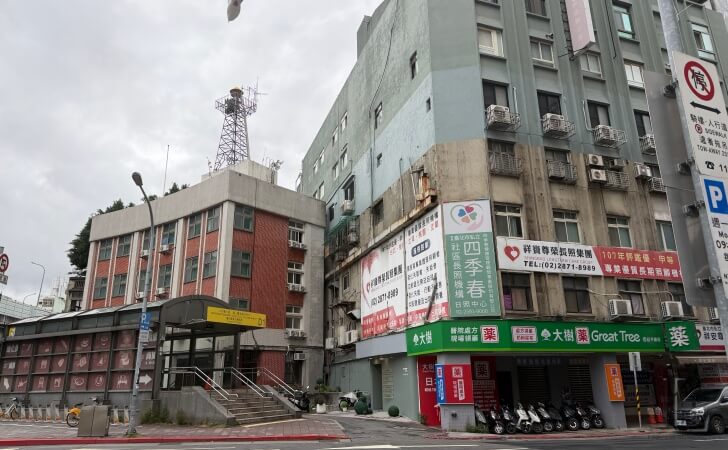 延三観光夜市出口D1のそばにあるLORE HOTEL(楽爾公寓)