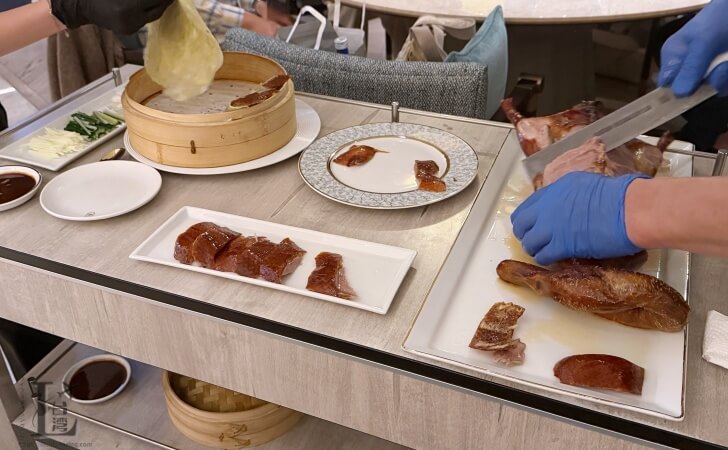 明娟楼中餐庁 (Ming Juan Lou Chinese Restaurant)の北京ダックを切り捌いているところ