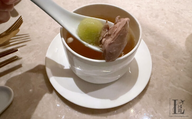 明娟楼中餐庁 (Ming Juan Lou Chinese Restaurant)の日月魚燉竹絲烏骨雞(Asian Moon Scallop Stewed Black-Bone Chicken)