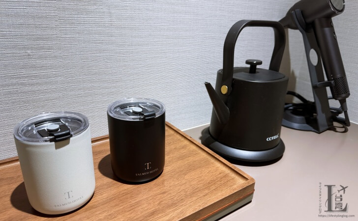 塔木徳酒店CLASSIC（台中台湾大道館 ）の客室にあるカップとケトル、ドライヤー