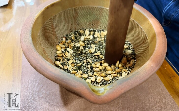 哈客愛養生擂茶でレイチャーを作っているところ