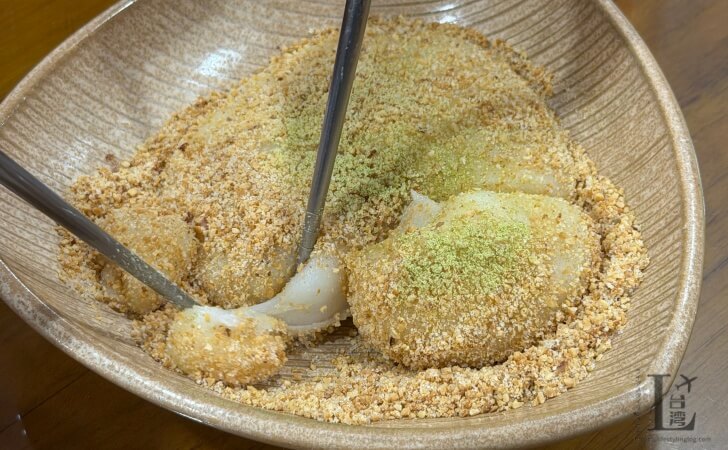 客家麻糬を一口サイズに取り分けているところ