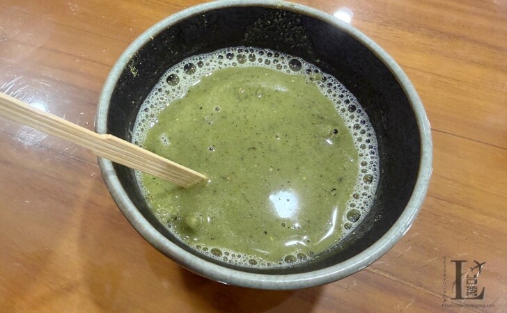 お湯を注いだレイチャー